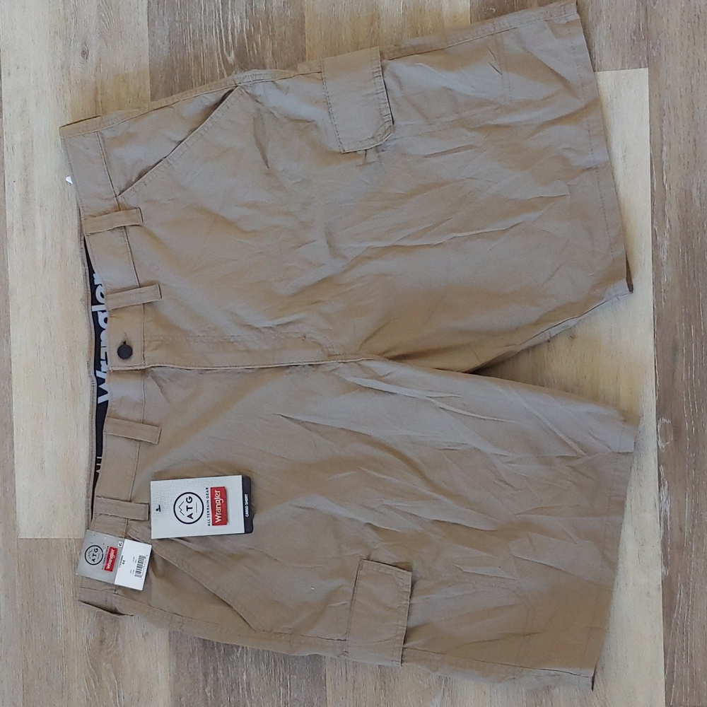NWT Wrangler ATG All Terrain Gear Cargo Shorts Brown Size 44